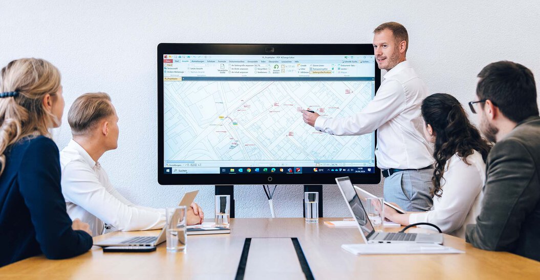Leyrer + Graf Mitarbeiter besprechen Plan auf einem digitalem Whiteboard