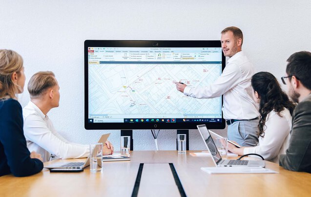 Leyrer + Graf Mitarbeiter besprechen Plan auf einem digitalem Whiteboard