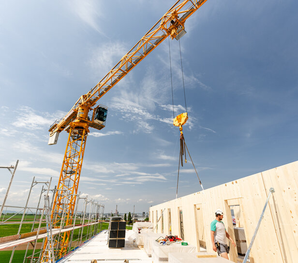 Aufnahme des Flughafen Hotels Schwechat in der Bauphase während dem Versetzen von Holzbauteilen