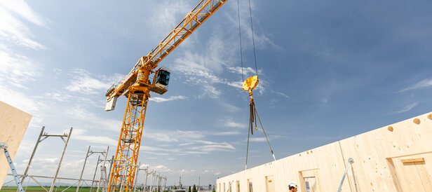 Aufnahme des Flughafen Hotels Schwechat in der Bauphase während dem Versetzen von Holzbauteilen