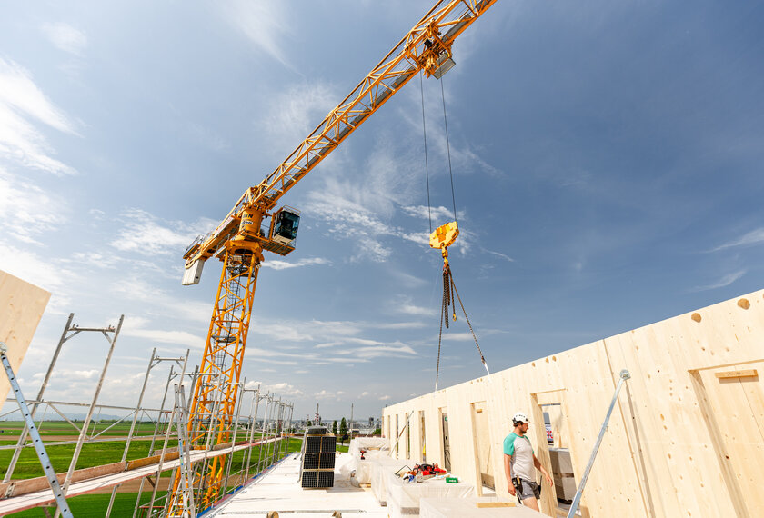 Aufnahme des Flughafen Hotels Schwechat in der Bauphase während dem Versetzen von Holzbauteilen