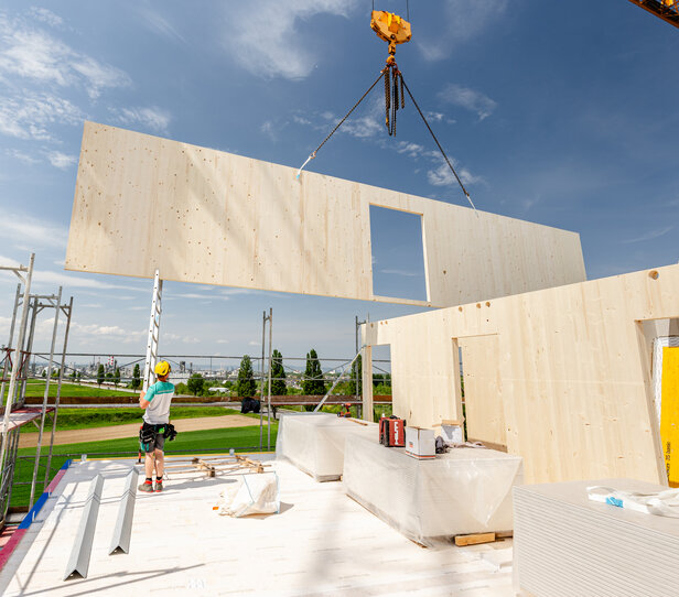 Aufnahme des Flughafen Hotels Schwechat in der Bauphase während dem Versetzen von Holzbauteilen