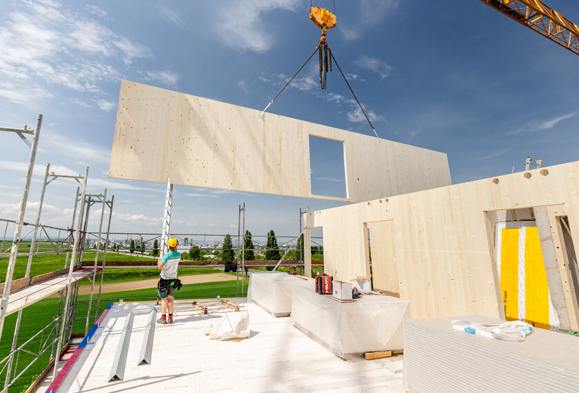 Aufnahme des Flughafen Hotels Schwechat in der Bauphase während dem Versetzen von Holzbauteilen