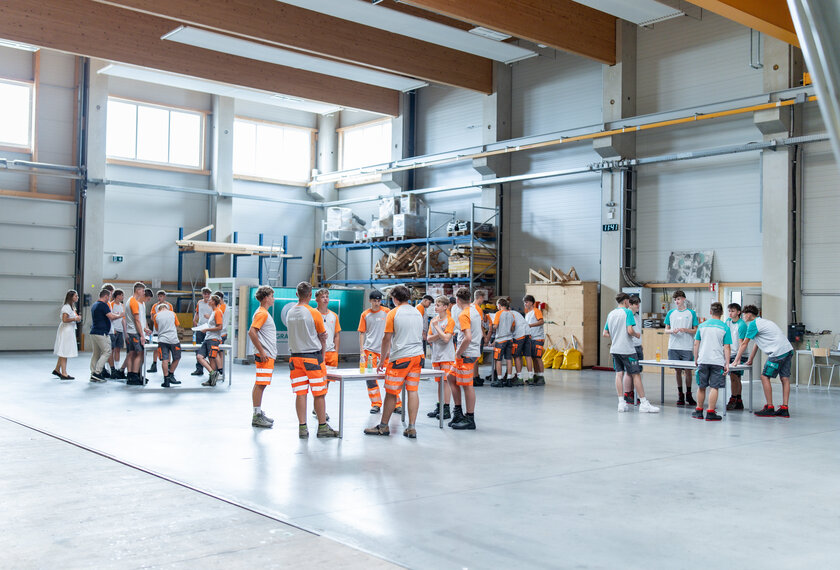 Lehrlinge bei einer Gruppenarbeit