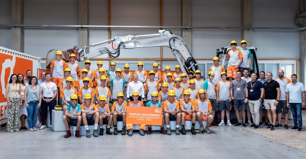 Bild mit knapp 40 neuen Lehrlingen sowie Firmenchef Stefan Graf und weiteren Mitarbeitern von Leyrer + Graf