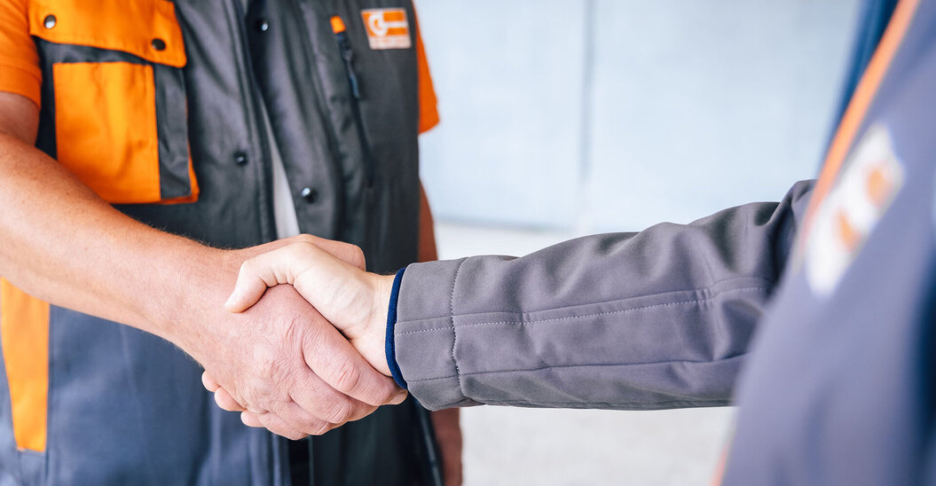 Zwei Mitarbeiter geben sich die Hand